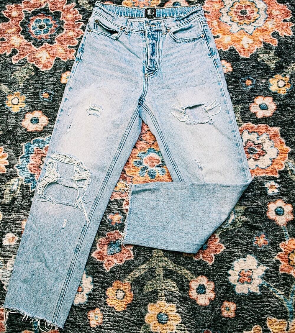 BDG Urban Outfitters 27 Light Wash Distressed Raw Hem Jeans Cropped Boho Casual